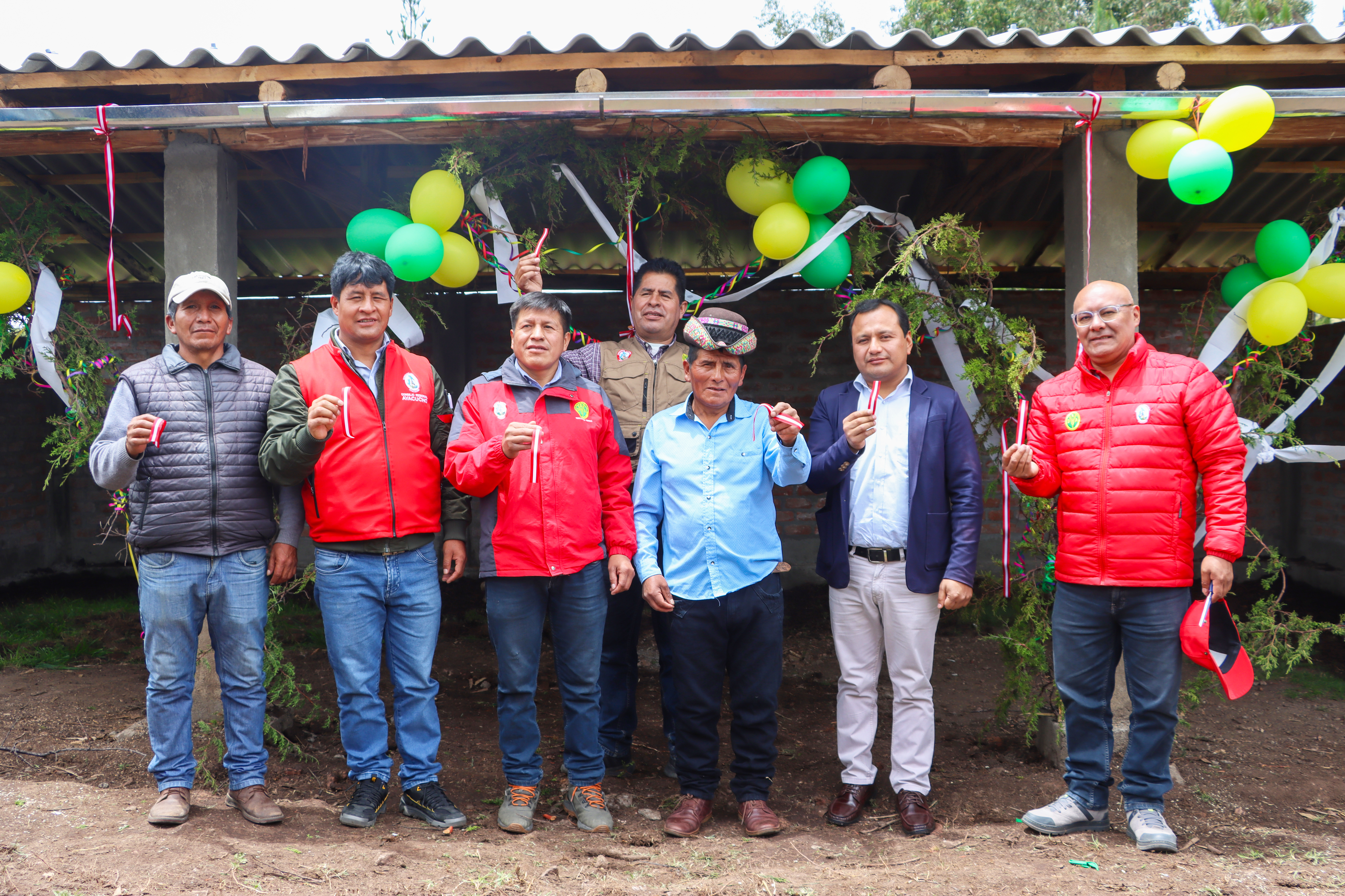 DRA Ayacucho entregó 34 cobertizos en Chuschi