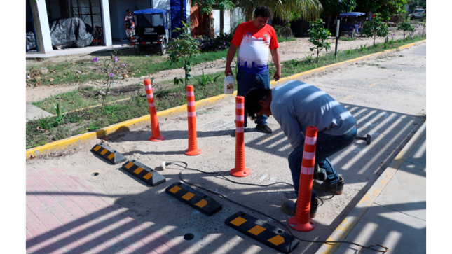 Instalación de señales en ciclovía Paiche Uma.