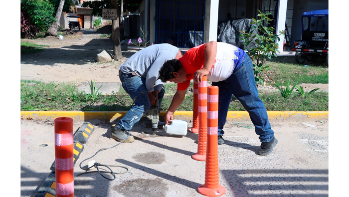 Instalaci贸n de se帽ales en ciclov铆a Paiche Uma.