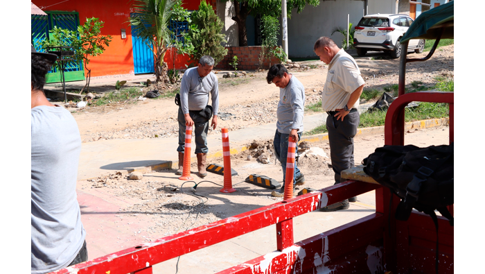 Instalaci贸n de se帽ales en ciclov铆a Paiche Uma.