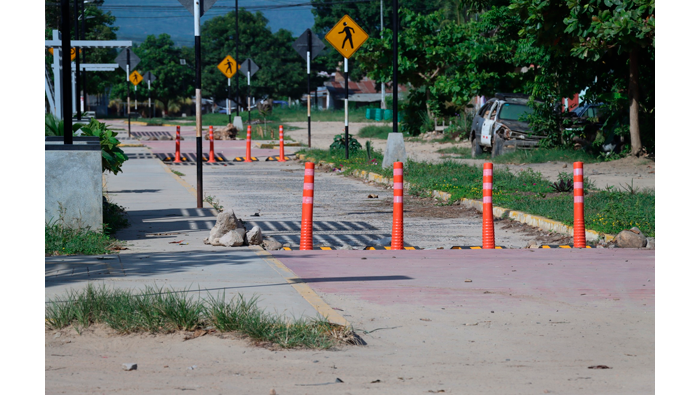 Instalaci贸n de se帽ales en ciclov铆a Paiche Uma.