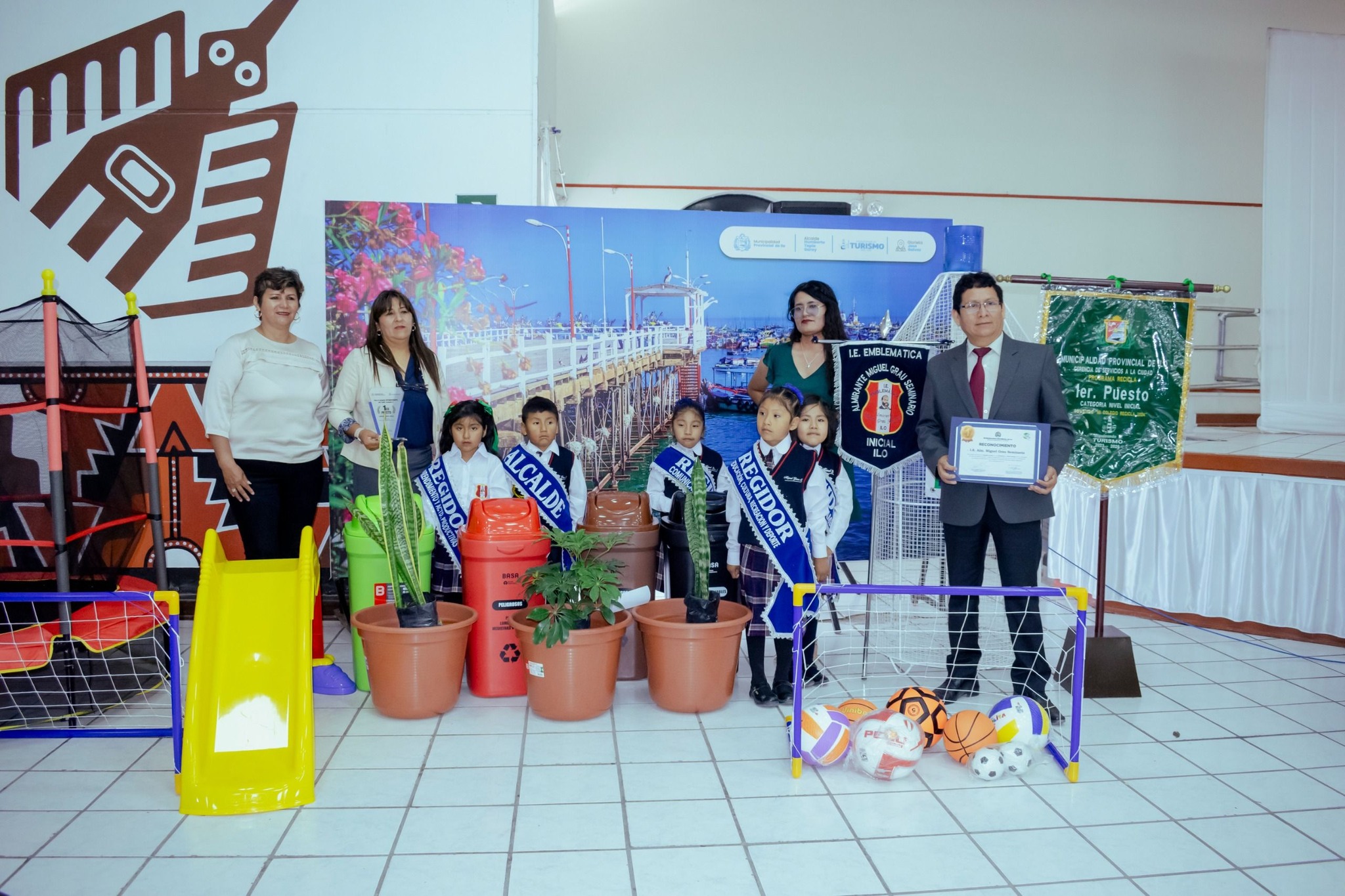la Municipalidad Provincial de Ilo premió a las instituciones educativas ganadoras del concurso “Mi colegio recicla 2024”.