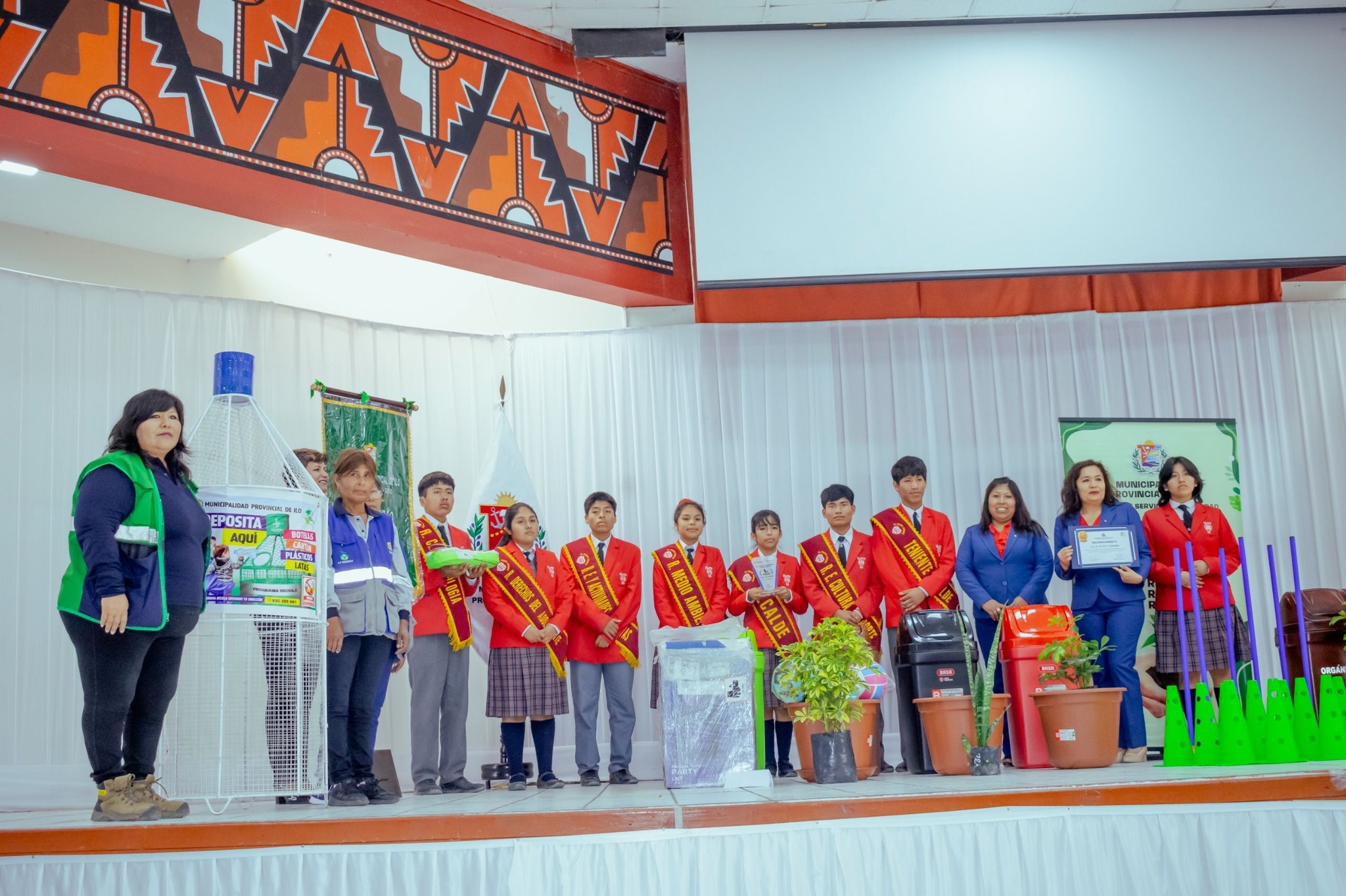 la Municipalidad Provincial de Ilo premió a las instituciones educativas ganadoras del concurso “Mi colegio recicla 2024”.