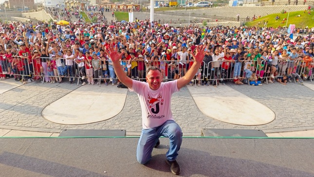 La Navidad llenó de alegría a Ventanilla con shows especiales para los niños 👨‍👩‍👧‍👦 de todo el distrito 🎅🎄🌟🛷❄️⛄.