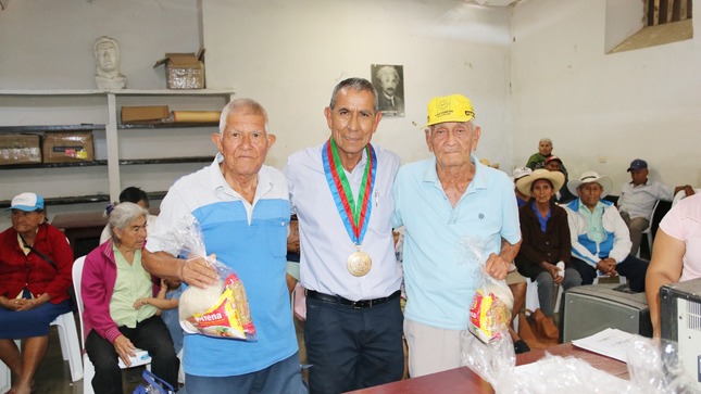 ¡Compartir navideño para nuestros abuelitos de pensión 65!