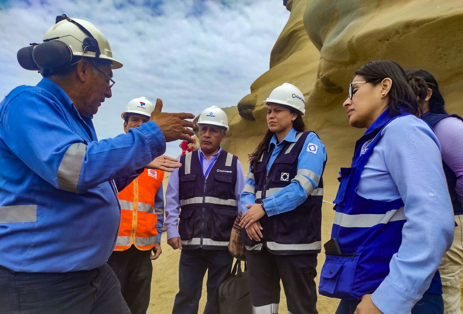 Ing. Gaby Julca en la zona de derrame de petróleo junto a gerente general de Petroperú y autoridades como Osinergmin y Oefa