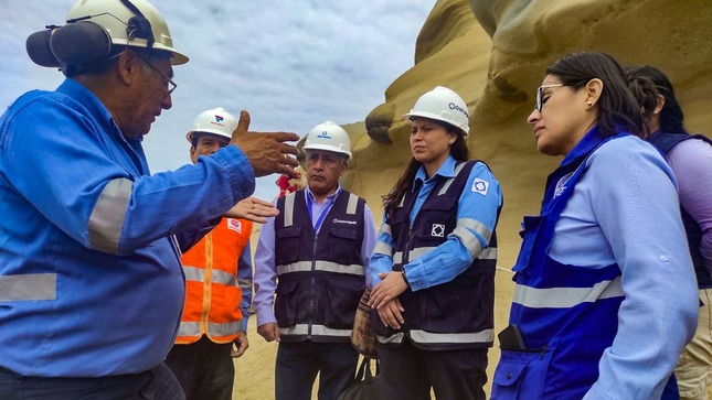 Ing. Gaby Julca en la zona de derrame de petróleo junto a gerente general de Petroperú y autoridades como Osinergmin y Oefa