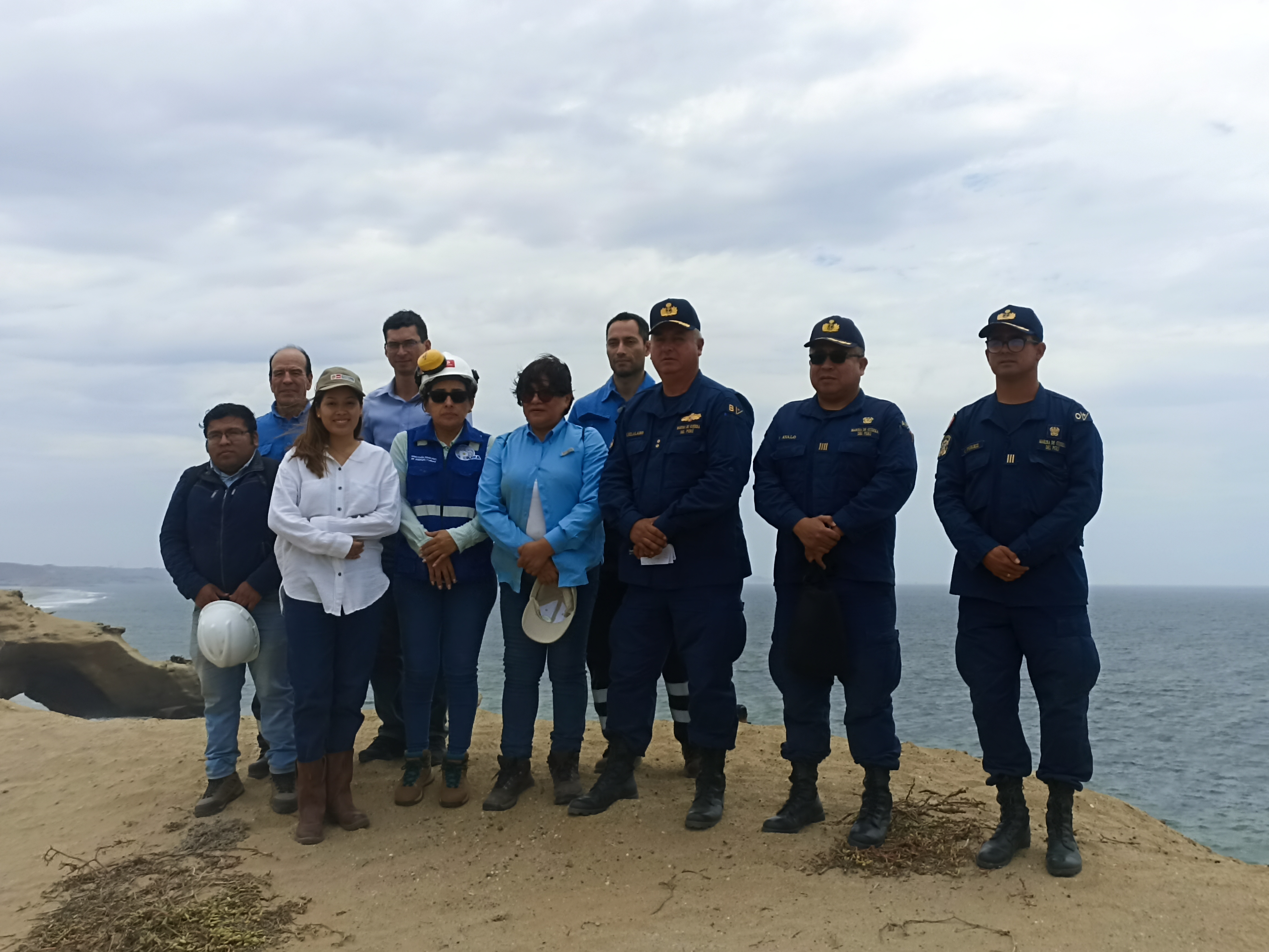 Viceministra de Hiidrocarburos, Iris Cárdenas junto a su equipo técnico y la diretora DREM Piura, Ing. Gaby Julca en el área de la zona Las Capullanas