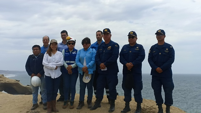 Viceministra de Hiidrocarburos, Iris Cárdenas junto a su equipo técnico y la diretora DREM Piura, Ing. Gaby Julca en el área de la zona Las Capullanas
