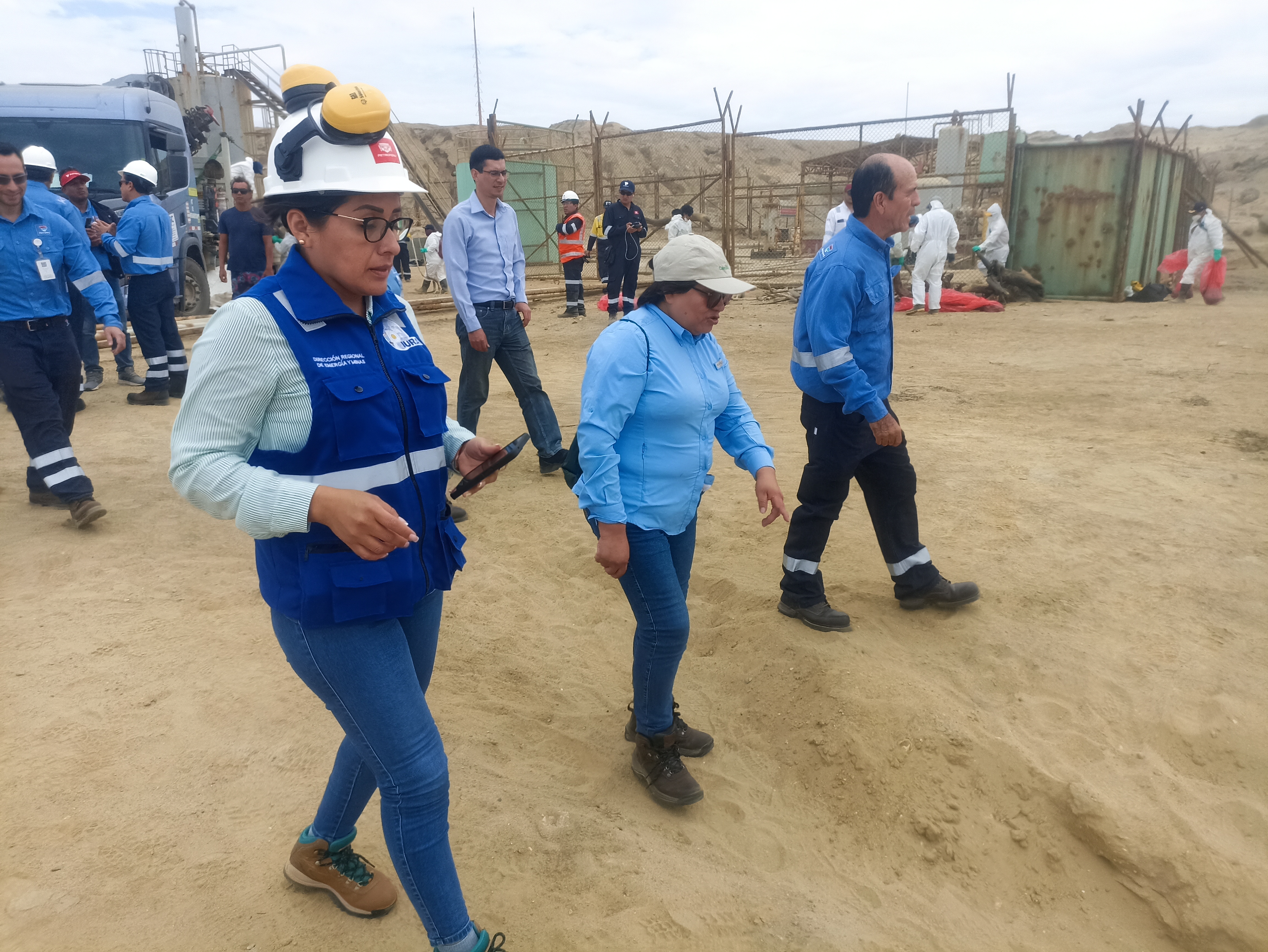 Ing Gaby Julca junto a Viceministra de Hidrocarburos Iris Cárdenas y gerente de operaciones de Petroperú llegando a la zona de Las Capullanas