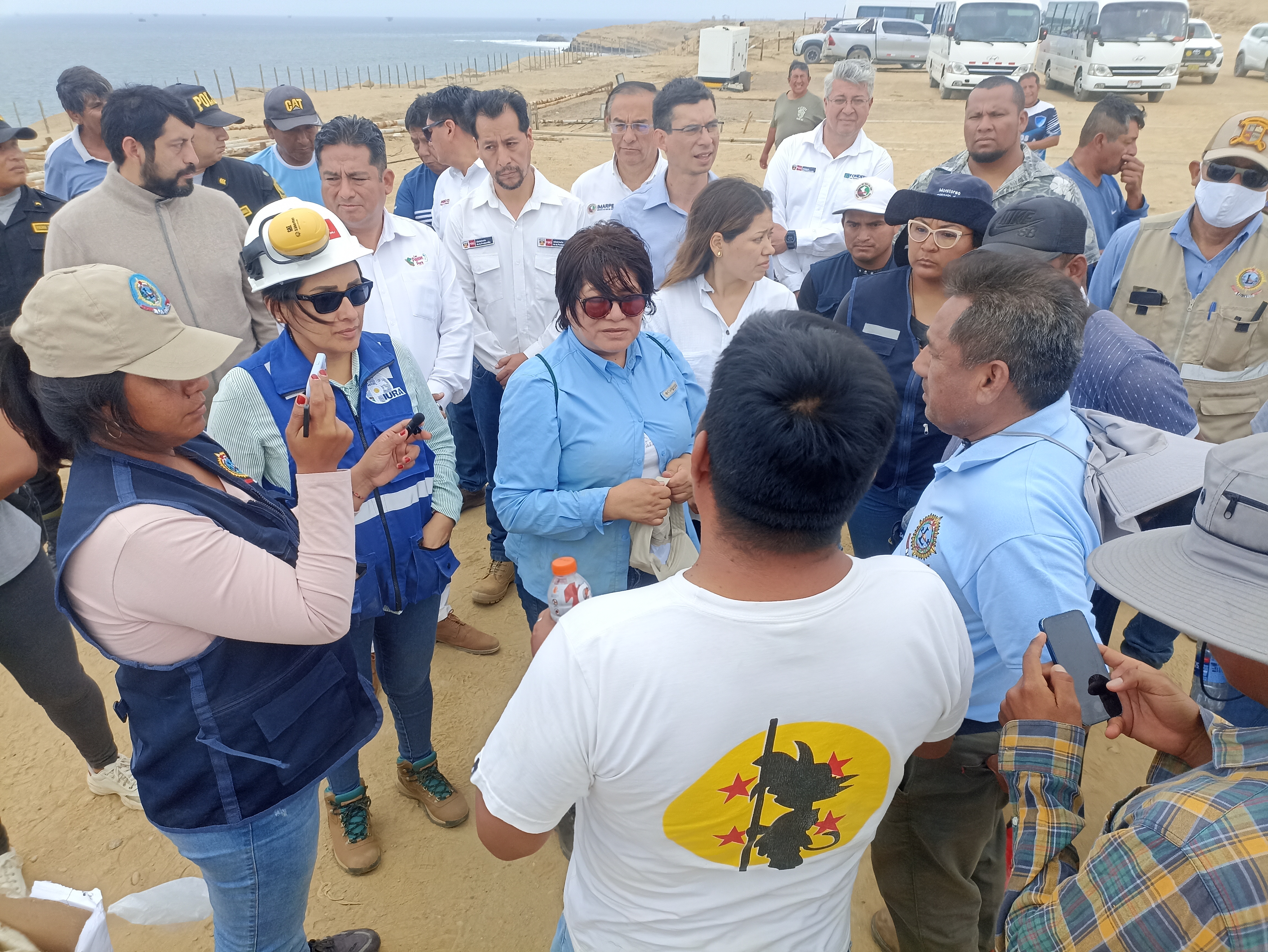 Ing Gaby Julca junto a Viceministra de Hidrocarburos Iris Cárdenas escuchando al Alcalde de Lobitos y presidente del gremio de pescadores de Lobitos
