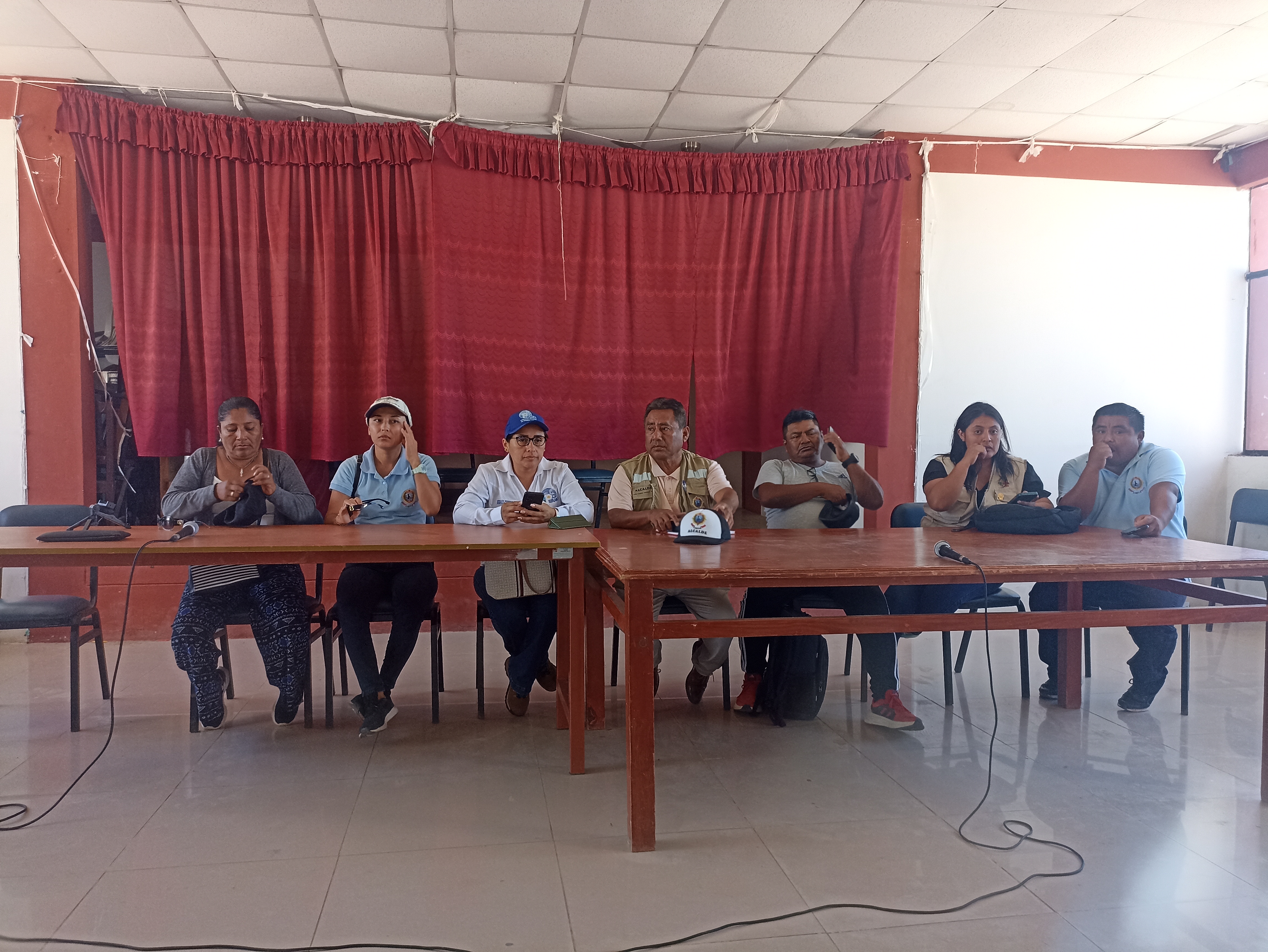 Autoridades y representantes de la comunidad de Lobitos encabezando la reunión con la población
