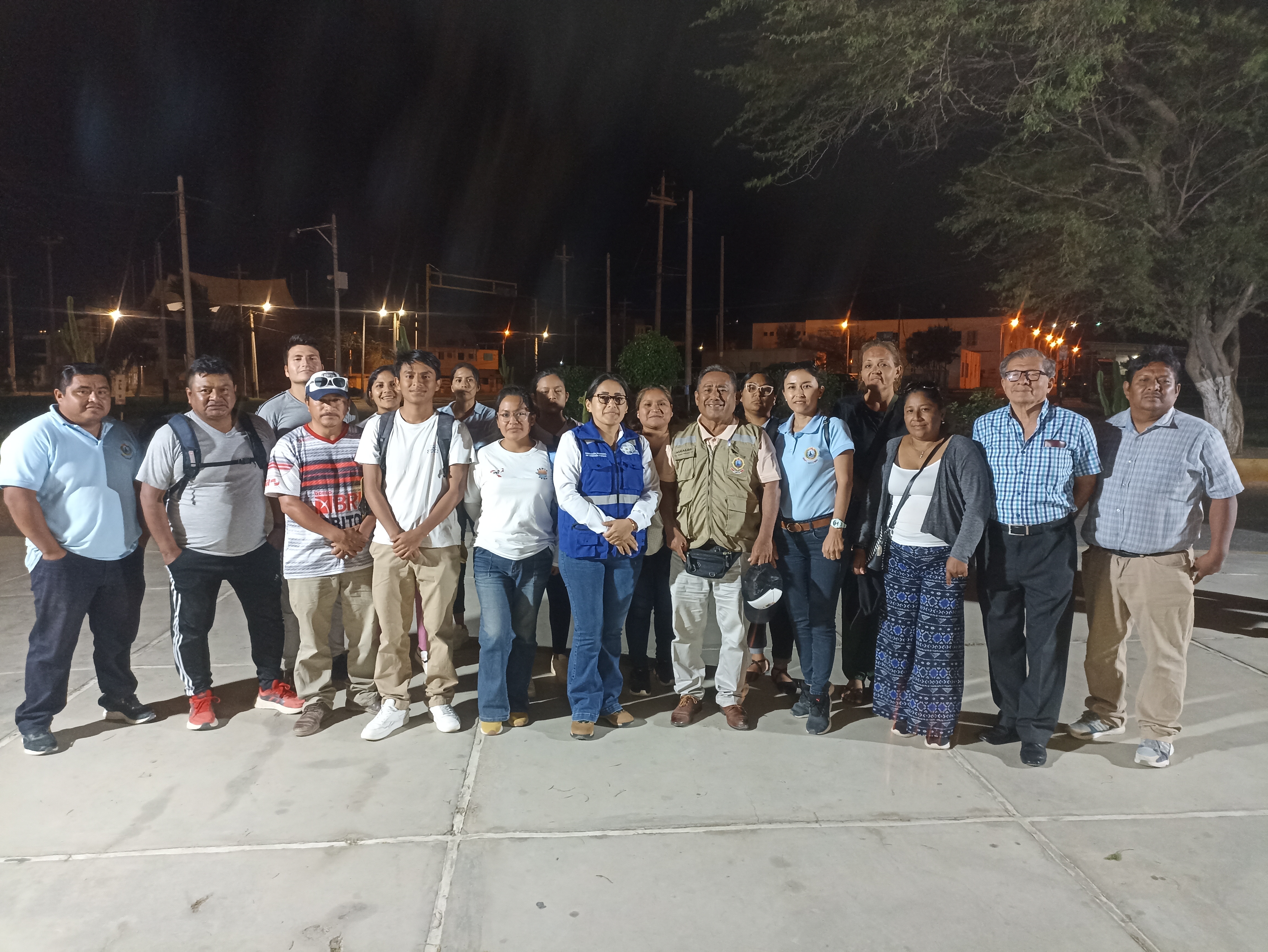Representantes de Lobitos junto con su alcalde y la Ing Gaby Julca en los exteriores de Petroperú