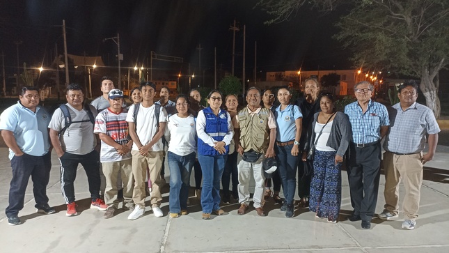 Representantes de Lobitos junto con su alcalde y la Ing Gaby Julca en los exteriores de Petroperú