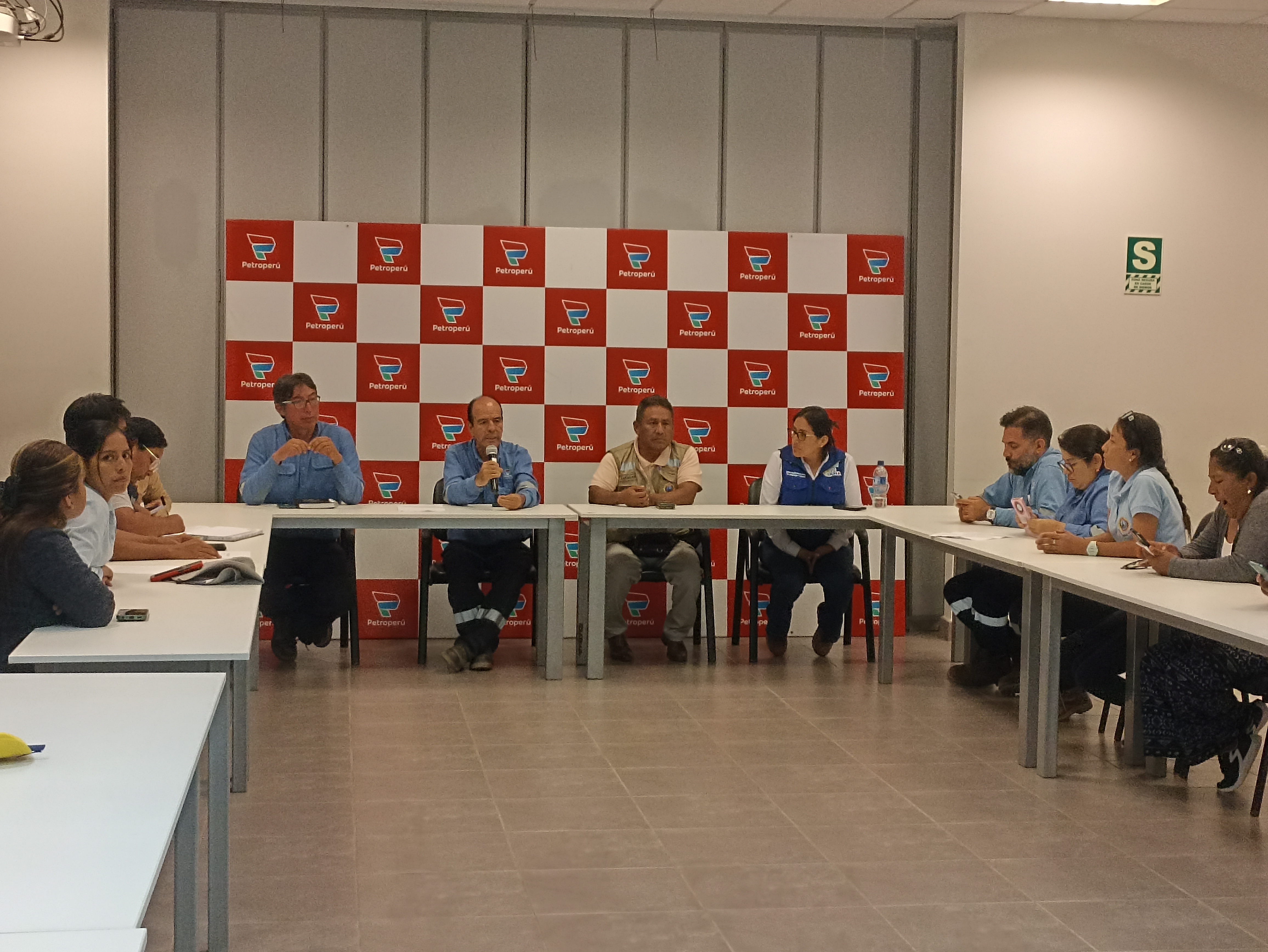 Encabezan la reunión: Gerente de Operaciones, Gaspar Díaz, y el Gerente Corporativo Comercial y Cadena de Suministro, José Rafael Martínez Román, Ing. Gaby Julca, directora DREM Piura, y el alcalde Lobitos, Ricardo Bancayan  
