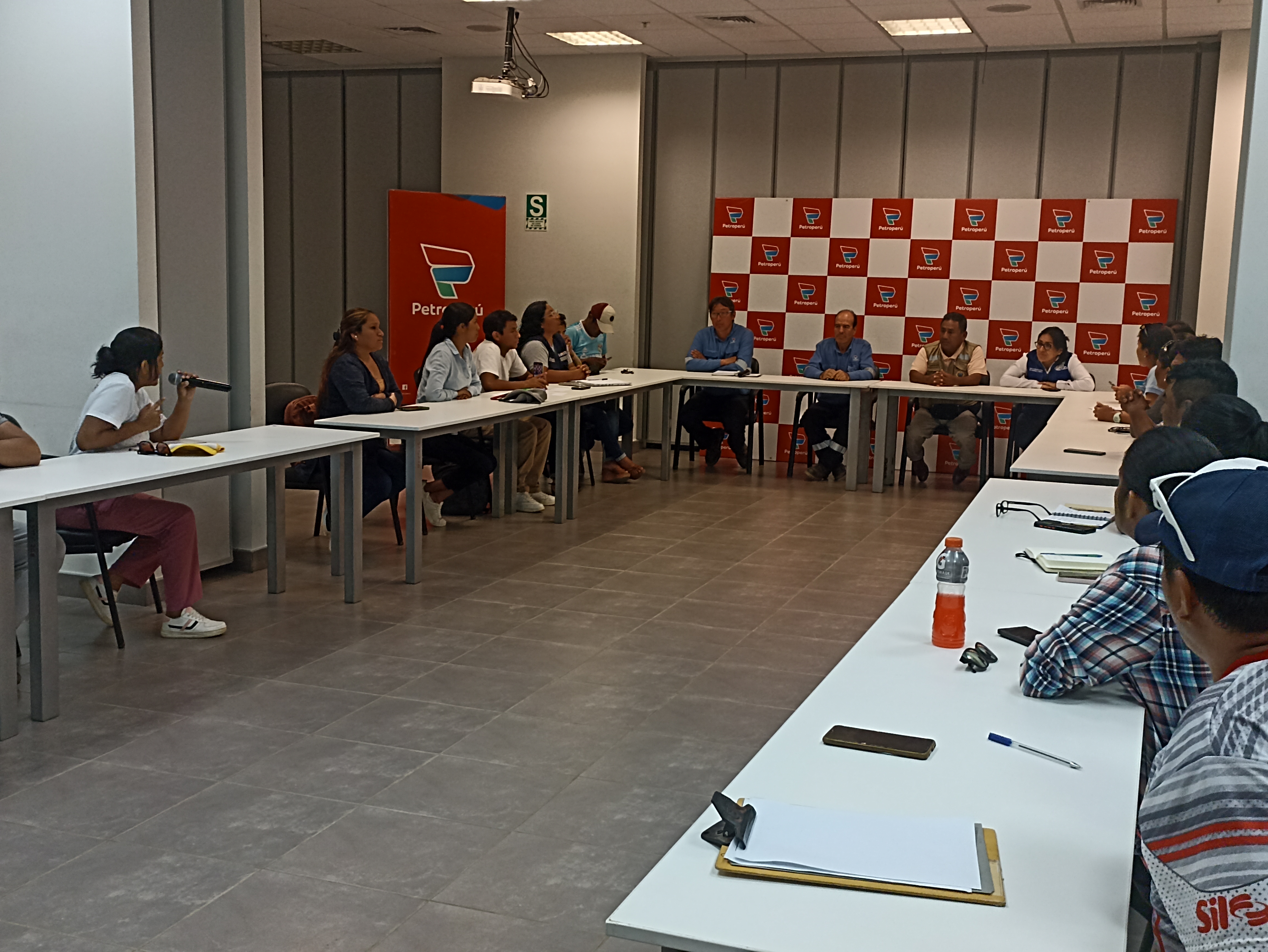 Representantes de la población, autoridades y representantes de Petroperu en reunión