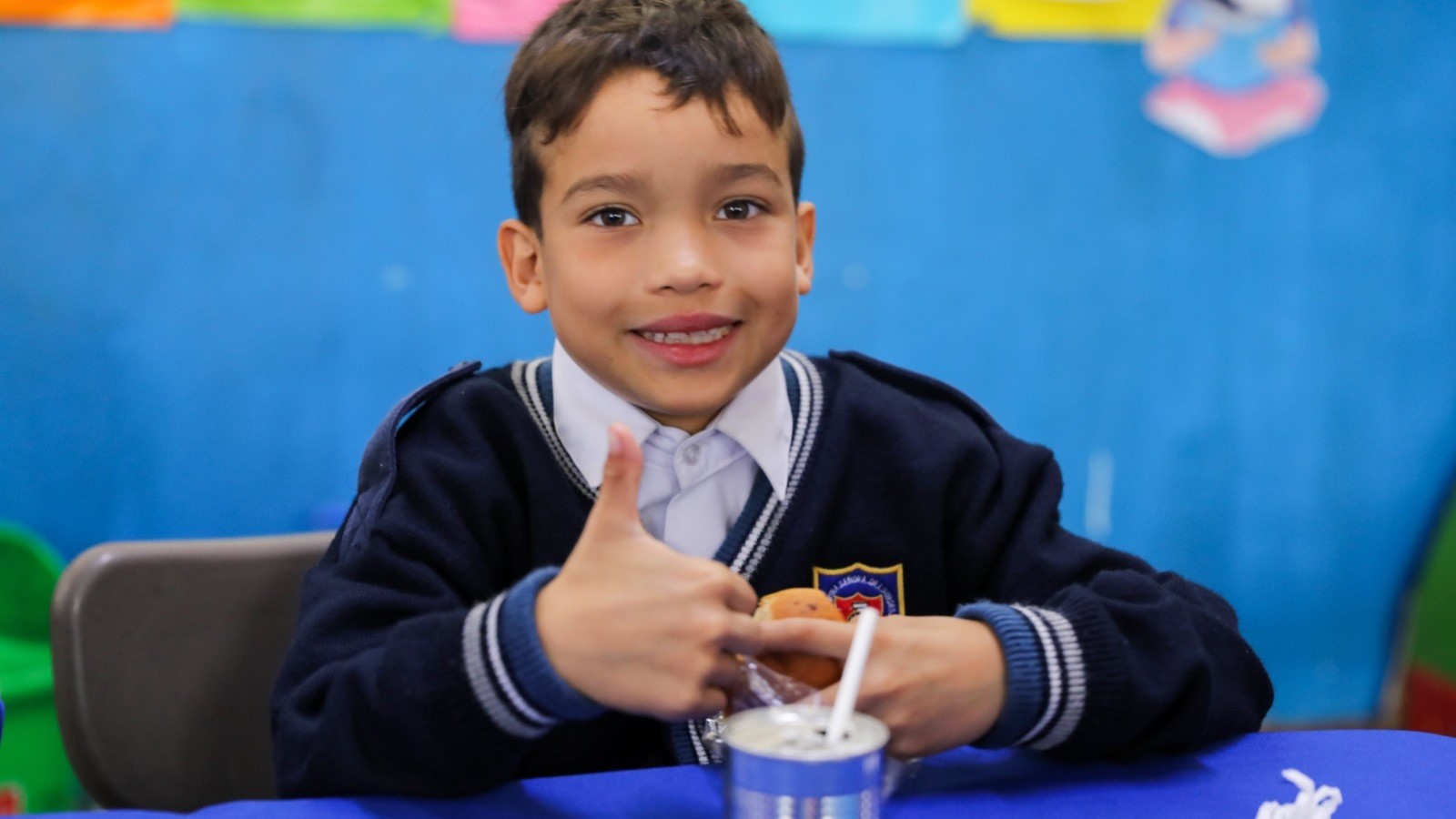 Niño consume raciones