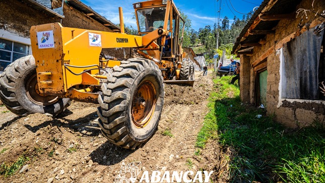🚜 Más De 1.3 Km De Vía: Municipalidad De Abancay Continúa Impulsando El Mantenimiento Vial, Esta Vez En El Urb.  Eduardo Arenas – Villa Gloria.
