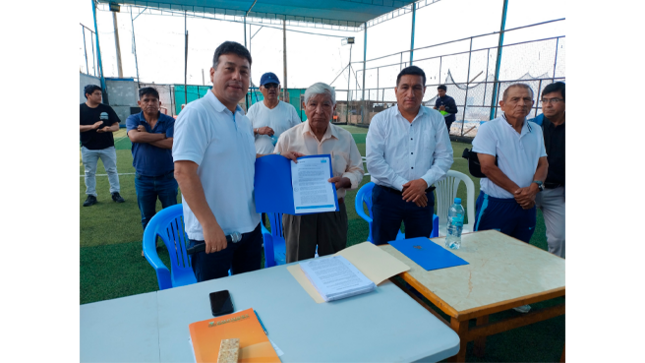 Durante la ceremonia, nuestro burgomaestre entregó los documentos oficiales a Rodrigo Díaz, presidente de la A.P. Las Lomas del Bosque.
Esta habilitación urbana abarca un extenso terreno de 88,930.82 metros cuadrados, consolidando el progreso y ordenamiento urbano de la zona, además de representar un importante avance en la calidad de vida de sus habitantes.
Gracias a este documento esencial, los vecinos podrán iniciar los trámites correspondientes ante Registros Públicos para gestionar y finalmente obtener el título de propiedad de sus respectivos predios, asegurando así la legalidad y seguridad jurídica de sus viviendas.