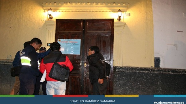 ¡𝗣𝗼𝗿 𝗹𝗮 𝘀𝗲𝗴𝘂𝗿𝗶𝗱𝗮𝗱 𝗱𝗲 𝘁𝗼𝗱𝗼𝘀! La Municipalidad Provincial de Cajamarca clausuró "Rosa Dorada" y "Lux Disco Club", locales que operaban sin licencia de funcionamiento, ni certificado ITSE.
⏳ El cierre será por 30 días y forma parte de los operativos de fin de año, realizados por:
✔️ Fiscalización
✔️ Bromatología
✔️ Ejecución Coactiva
✔️ Seguridad Ciudadana
✔️ Defensa Civil
⚠️ ¡𝗧𝘂 𝘀𝗲𝗴𝘂𝗿𝗶𝗱𝗮𝗱 𝗲𝘀 𝗽𝗿𝗶𝗼𝗿𝗶𝗱𝗮𝗱! Estos controles seguirán para garantizar espacios seguros en nuestra ciudad.