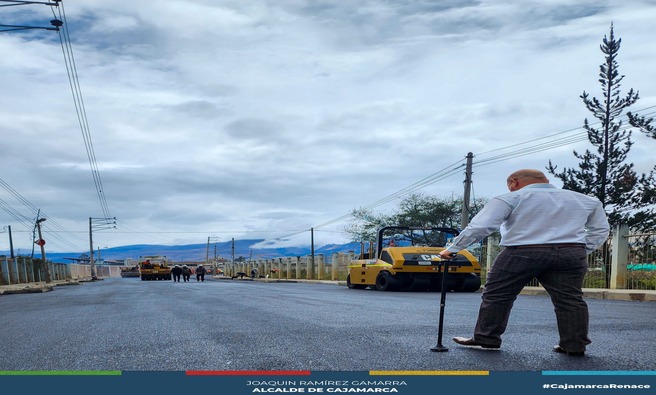 El alcalde de Cajamarca, Joaquin Ramírez Gamarra, supervisó de cerca los trabajos de pavimentación en el jirón Los Patos, que avanza con la colocación de carpeta asfáltica en caliente.
Esta obra mejorará significativamente la transitabilidad y contribuirá a descongestionar el tránsito de la zona sur de Cajamarca, conectando de forma eficiente con el Gran Qhapaq Ñan, Baños del Inca y el aeropuerto.
Pronto comenzarán los trabajos de señalización para completar la transformación de esta vital vía.
¡𝗖𝗼𝗻 𝗝𝗼𝗮𝗾𝘂𝗶𝗻 𝗥𝗮𝗺í𝗿𝗲𝘇, 𝗖𝗮𝗷𝗮𝗺𝗮𝗿𝗰𝗮 𝗥𝗲𝗻𝗮𝗰𝗲! 💪