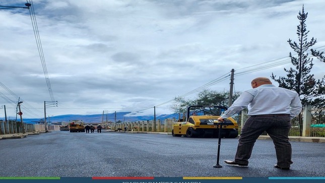 El alcalde de Cajamarca, Joaquin Ramírez Gamarra, supervisó de cerca los trabajos de pavimentación en el jirón Los Patos, que avanza con la colocación de carpeta asfáltica en caliente.
Esta obra mejorará significativamente la transitabilidad y contribuirá a descongestionar el tránsito de la zona sur de Cajamarca, conectando de forma eficiente con el Gran Qhapaq Ñan, Baños del Inca y el aeropuerto. 
Pronto comenzarán los trabajos de señalización para completar la transformación de esta vital vía.
¡𝗖𝗼𝗻 𝗝𝗼𝗮𝗾𝘂𝗶𝗻 𝗥𝗮𝗺í𝗿𝗲𝘇,  𝗖𝗮𝗷𝗮𝗺𝗮𝗿𝗰𝗮 𝗥𝗲𝗻𝗮𝗰𝗲! 💪