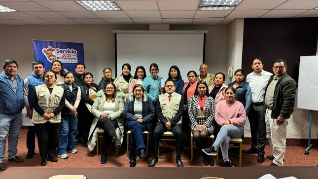 Integrantes de Comités de Compras de Huancavelica en foto protocolar.