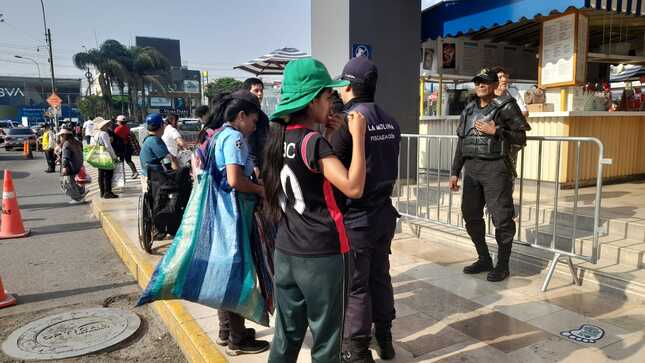 Recuperación de espacios públicos: operativos contra el comercio informal 