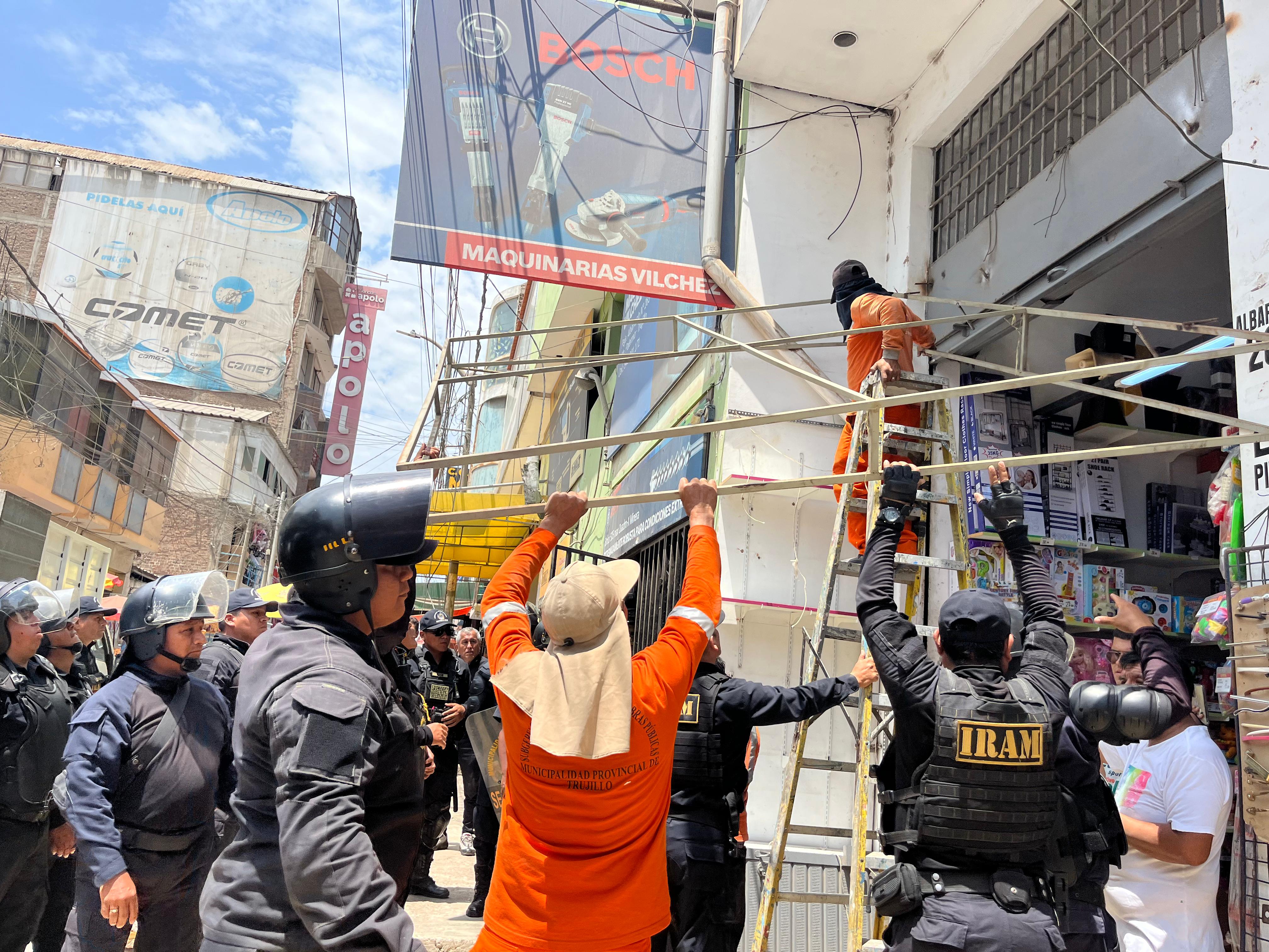 Ordenan a comerciantes de pasaje Albarracín para prevenir desgracias