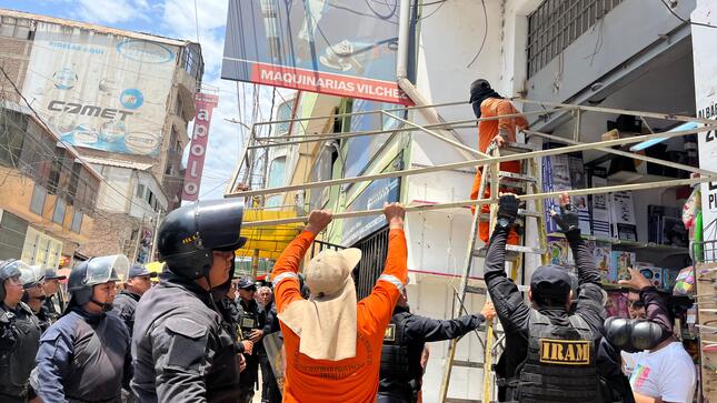 Ordenan a comerciantes de pasaje Albarracín para prevenir desgracias 
