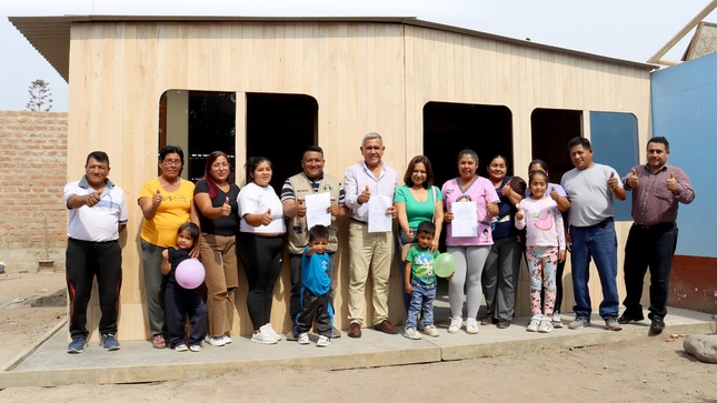 Alcalde Fernando Cárdenas entregan aula prefabricada al PRONOEI "Regalo de amor" en San Juan de Dios 