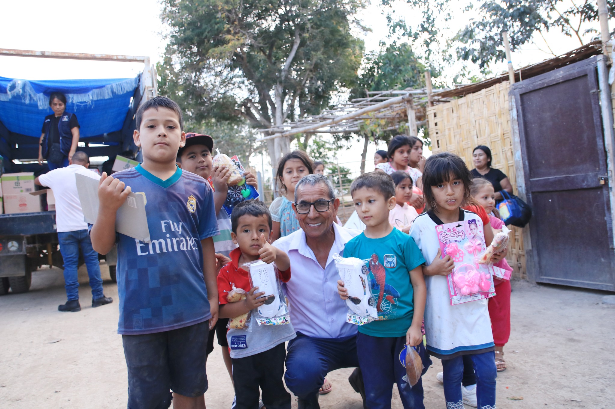 "Navidad de Sonrisas: Entrega de Juguetes a Niños del Distrito"