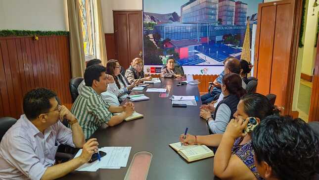 Reunión del Director General del HNSEB con DGOS sobre el tema del Mamografo