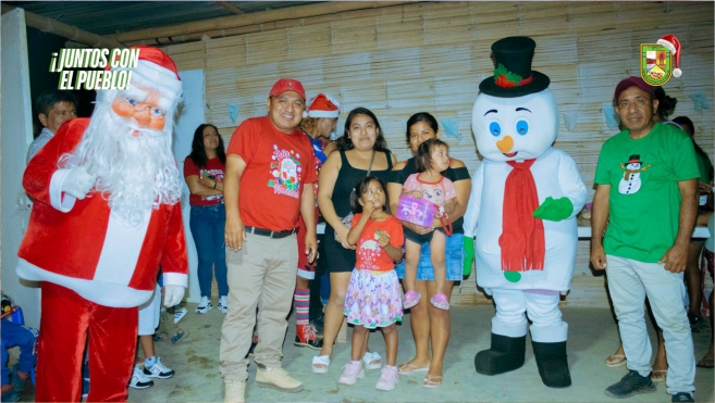 Foto, En coordinación con las juntas vecinales reparten juguetes