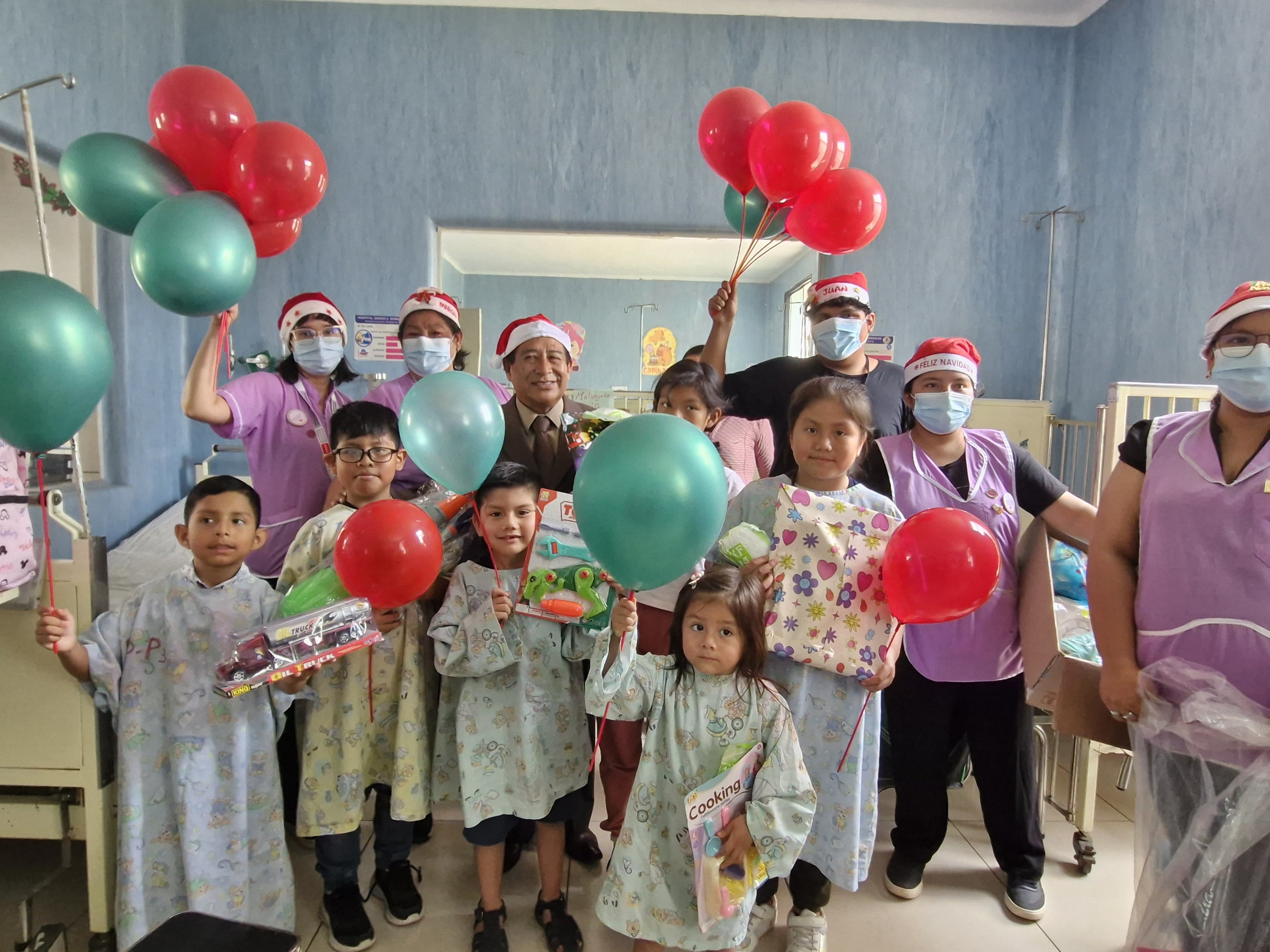 Entrega de regalos en pediatría por Navidad