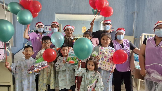 Entrega de regalos en pediatría por Navidad