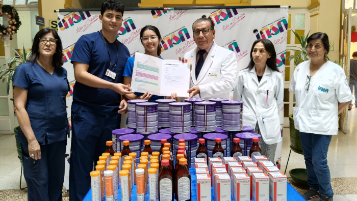 El donativo consistió en 24 latas de suplemento nutricional de 900 gr., 20 frascos de Complejo B, 25 tubos de vitamina C + zinc tabletas efervescentes y 20 botellas de emulsión Scott x 200 ml.