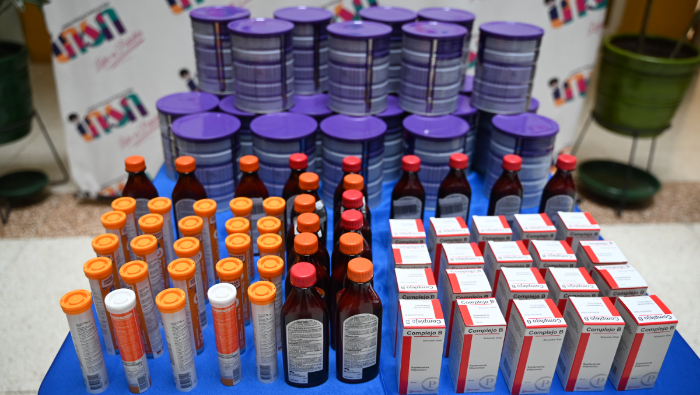 El donativo consistió en 24 latas de suplemento nutricional de 900 gr., 20 frascos de Complejo B, 25 tubos de vitamina C + zinc tabletas efervescentes y 20 botellas de emulsión Scott x 200 ml.