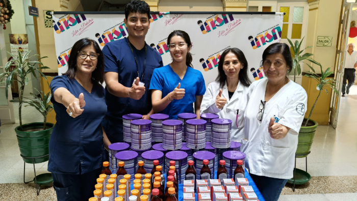 El donativo consistió en 24 latas de suplemento nutricional de 900 gr., 20 frascos de Complejo B, 25 tubos de vitamina C + zinc tabletas efervescentes y 20 botellas de emulsión Scott x 200 ml.