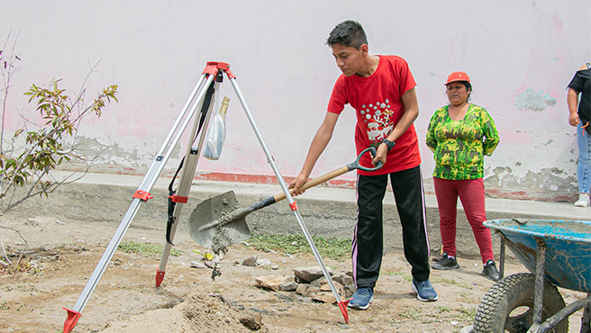 Primera piedra "Mejoramiento de los servicios educativos de la I.E. Santa Rosa del A.H. Santo Domingo".