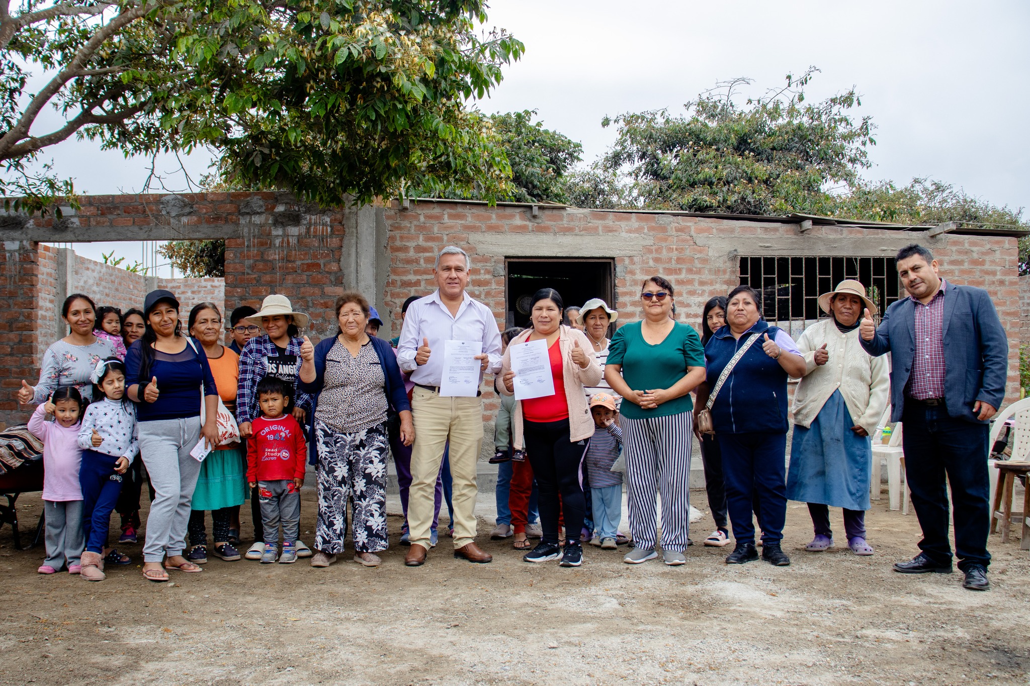 Alcalde Fernando Cรกrdenas entrega implementos para mejorar estructuras del comedor popular de Tรบpac Amaru