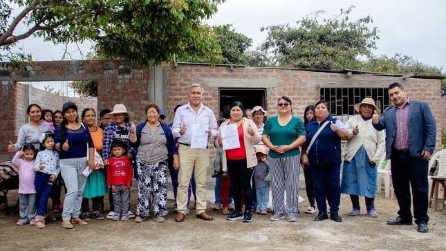 Alcalde Fernando Cárdenas entrega implementos para mejorar estructuras del comedor popular de Túpac Amaru