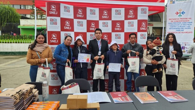 Escolares participaron en  concurso de dibujo y pintura