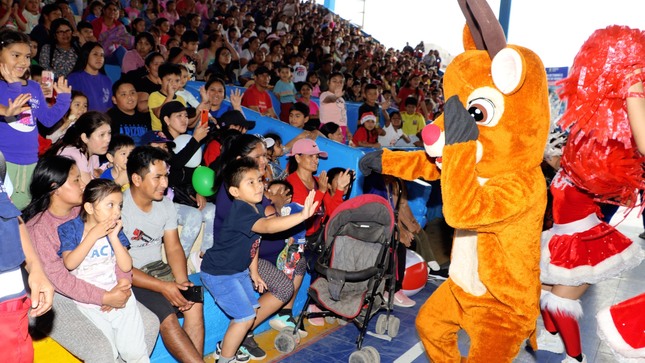Más de dos mil nuños y niñas celebran la navidad junto alcalde Fernando Cárdenas 