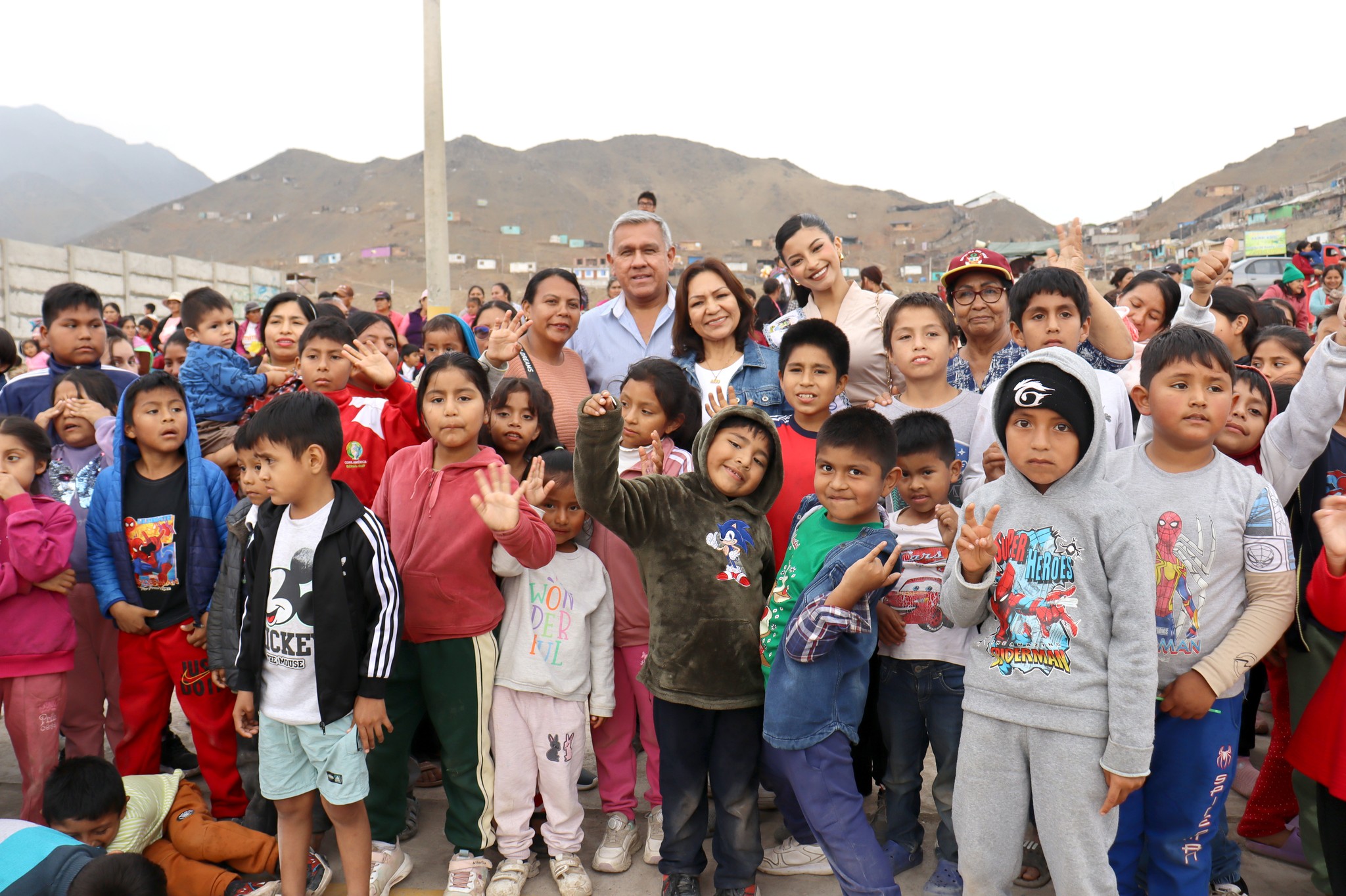 Alcalde provincial Fernando Cรกrdenas llevรณ alegrรญa en esta Navidad a los niรฑos y niรฑas del sector norte de Chancay