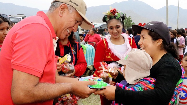Alcalde Fernando Cárdenas lleva el espíritu navideño a los niños y familias del C.P. de Lindero 