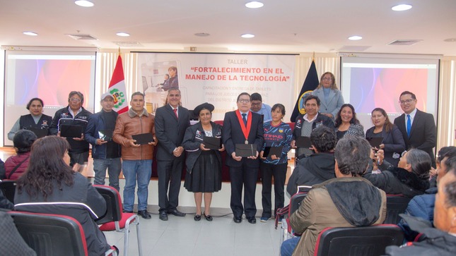 Jueces de paz de la Corte de Junín recibieron tablets