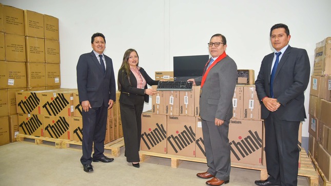 Presidente de la Corte Junín  entregó equipos informáticos