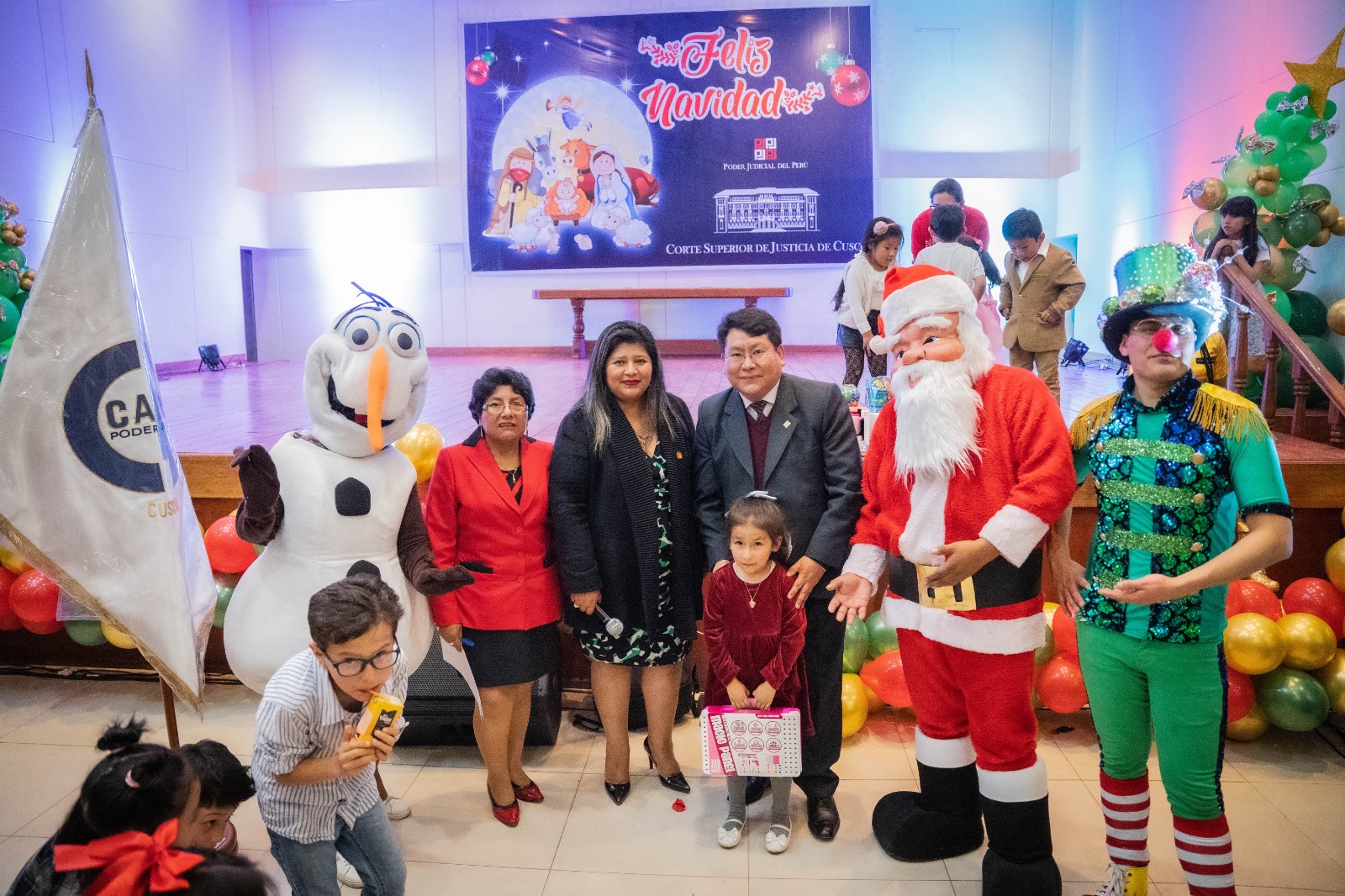 Niños y niñas de la familia judicial cusqueña disfutaron de show navideño