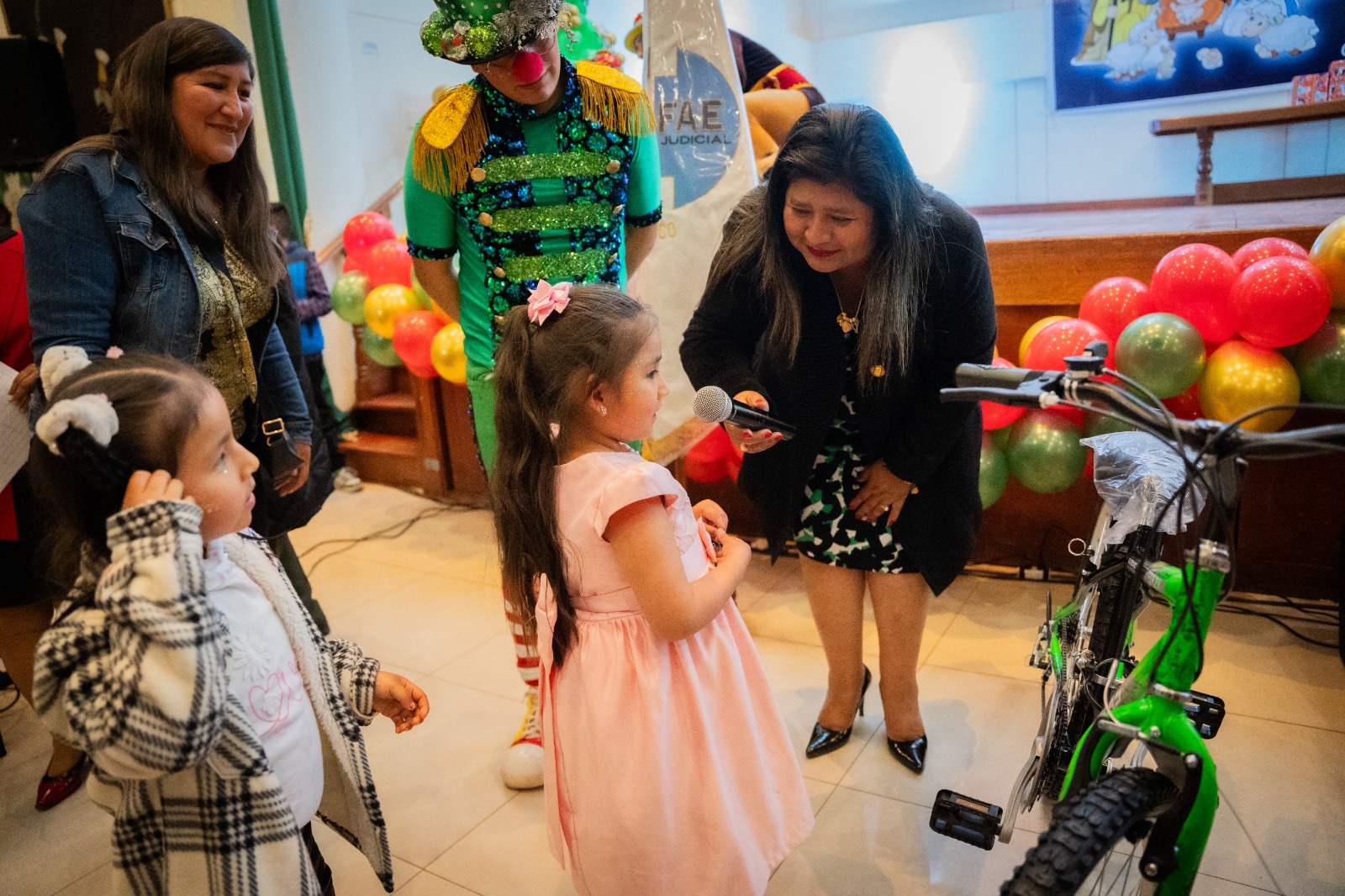 Niños y niñas de la familia judicial cusqueña disfutaron de show navideño